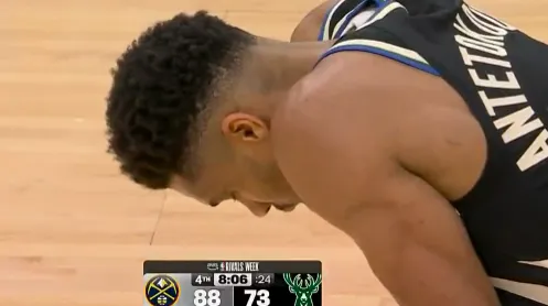 华体会网页版-暂停期间字母哥低头久久伫立在球场，随后缓缓走向替补席